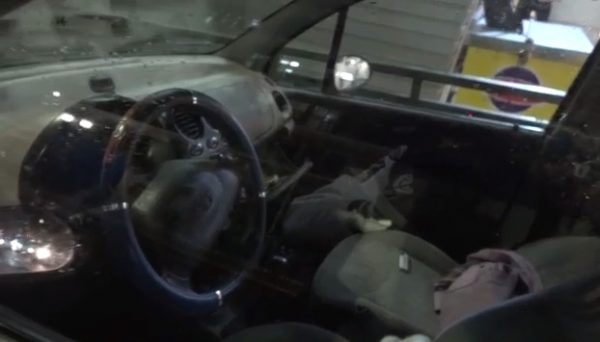 Το εσωτερικό του οχήματος στο οποίο εντοπίστηκε ο 71χρονος