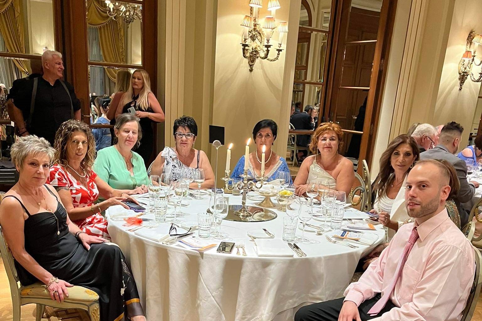 Από αριστερά, Ρούλα Τσαρλαμπά-Πετούση, Μαρία Αμανάκη, Λίνα Λατρόβαλη, Λίτσα Χριστοδουλάκη, Μαρία Λατσούδη, Μαρία Τσιμητάκη, Πόπη Βαρθολόμου και Αντώνης Καλαμπούκης