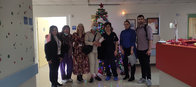 Μοίρασαν δώρα και ευχές σε νοσηλευόμενα παιδιά στο ΠΑΓΝΗ