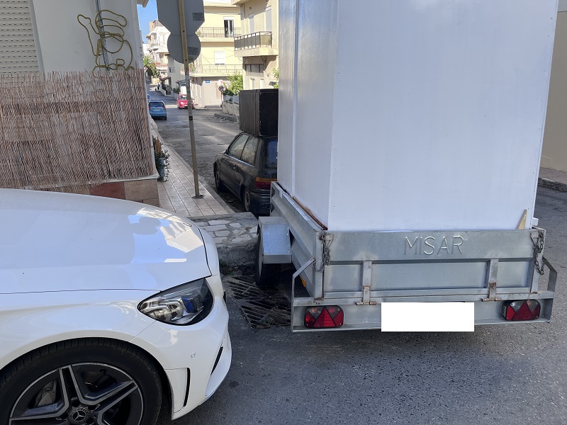 Το επικίνδυνο παρκάρισμα και η αδιαφορία της Τροχαίας