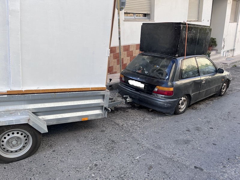 Το επικίνδυνο παρκάρισμα και η αδιαφορία της Τροχαίας