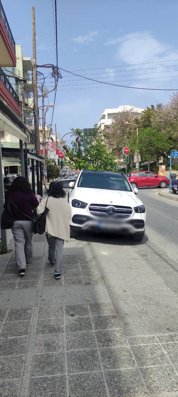 Παρκάρισμα πάνω στο πεζοδρόμιο ... καθημερινά!