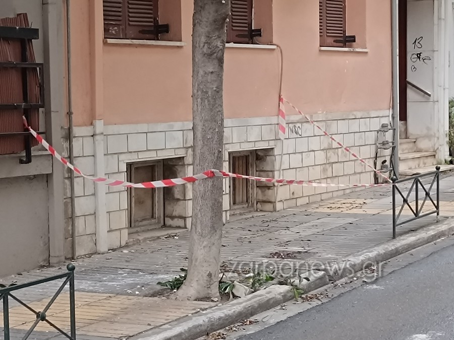 Έπεσαν από πολυκατοικία μεγάλα κομάτια μπετόν