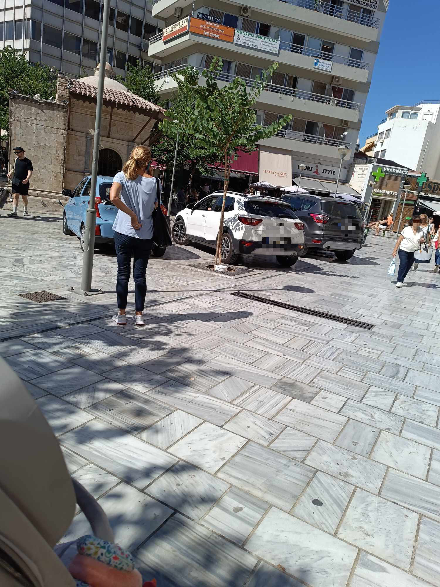 πλατεία- αυτοκίνητα στο πλακόστρωτο 