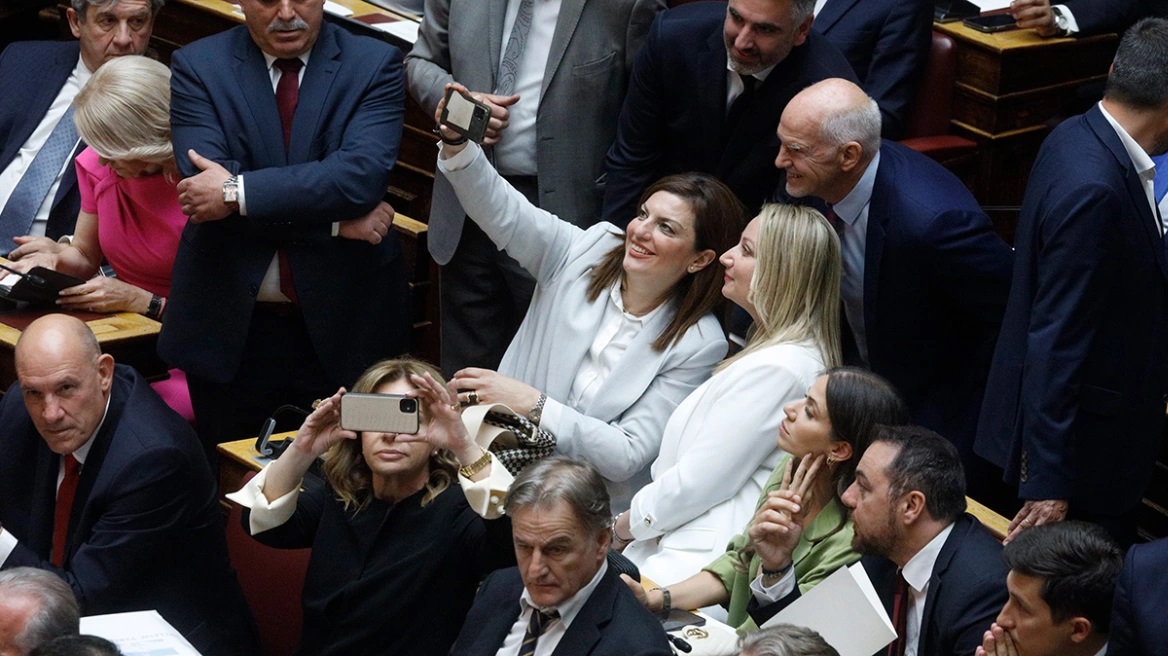 βουλή ορκωμοσία Σέλφι Βουλή Βατσινά Παρασύρης