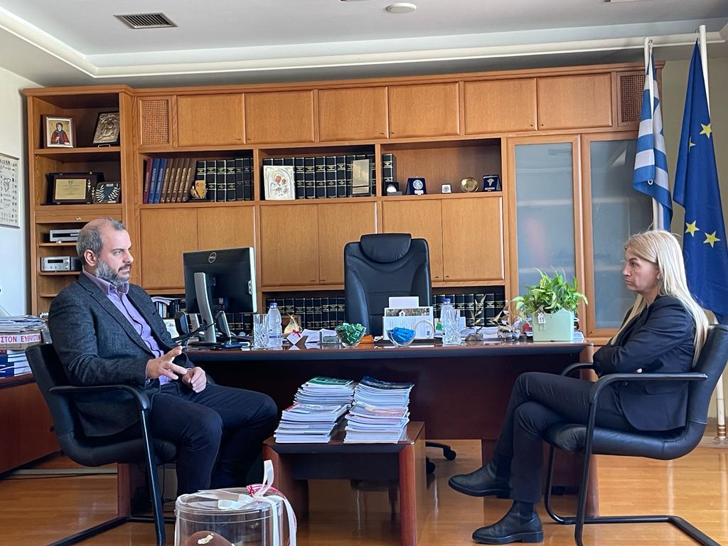 Η υποψήφια βουλευτής της ΝΔ είχε συνάντηση και με τον πρόεδρο του Επιμελητηρίου Χανίων.