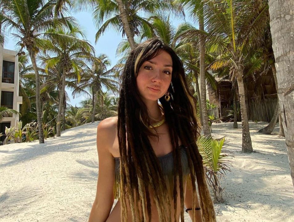 Τα χαρακτηριστικά ράστα μαλλιά της 30χρονης φαίνεται να ταιριάζουν με αυτά που φαίνονται στο βίντεο των μαχητών της Χαμάς