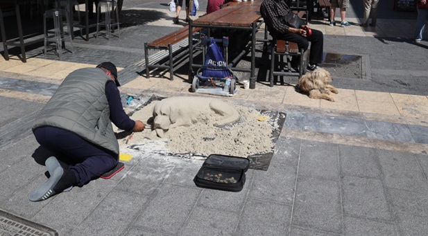 Εντυπωσιάζει ο σκύλος από... άμμο!