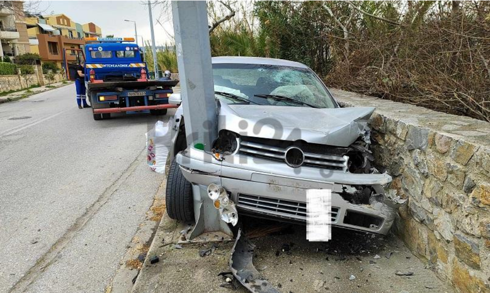 Αυτοκίνητο "καρφώθηκε" σε στύλο και σφήνωσε σε τοίχο
