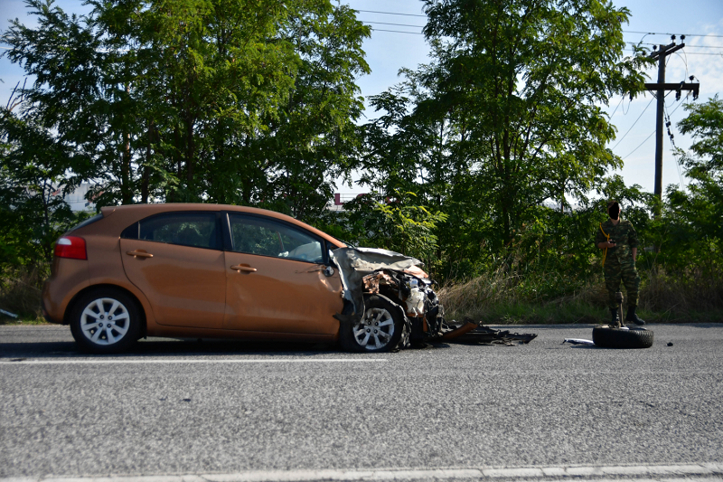 Σφοδρότατη σύγκρουση αυτοκινήτων έξω από τη Λάρισα