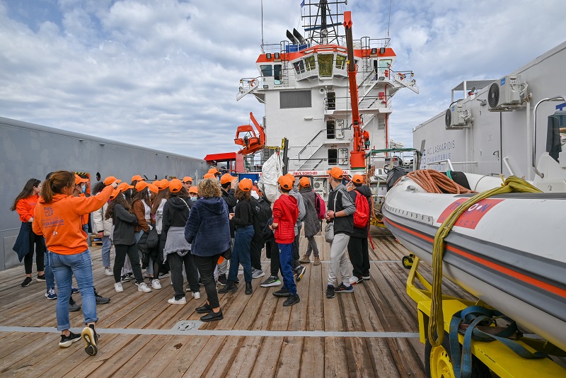 Μάζεψαν 848 κιλά σκουπίδια από την παραλία του Καρτερού