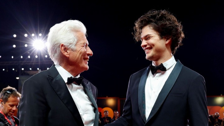 Με τον γιο του 