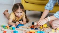 «Νταντάδες της Γειτονιάς»: Ποιοι δικαιούνται 500 ευρώ το μήνα 