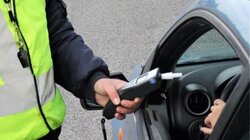 Πειραιάς: Μεθυσμένος οδηγός προκάλεσε ζημιές σε τέσσερα σταθμευμένα αυτοκίνητα