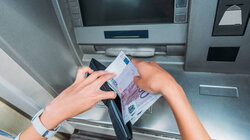 Κατώτατος μισθός: Σύνδεση της αύξησης με μείωση εισφορών ζητούν οι εργοδοτικοί φορείς