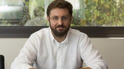 Ζαχαριάδης: «Το κτίριο στην Κουμουνδούρου δεν πωλείται, ο ΣΥΡΙΖΑ δεν χρωστάει»