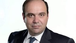 O Μανόλης Κοκοσάλης αποχαιρετά τον Βασίλη Κεφαλογιάννη