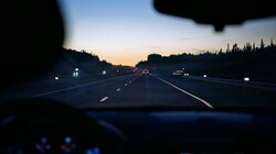 Εκπαιδευτές οδήγησης: Το όριο των 30 km/h στις πόλεις αποτελεί θεσμική νίκη για την οδική ασφάλεια