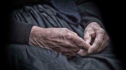 Βγήκε στην αυλή να σκουπίσει, έπεσε στο δρόμο και σκοτώθηκε!