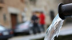 Βλέπουν το νερό να τρέχει άσκοπα στο δρόμο...