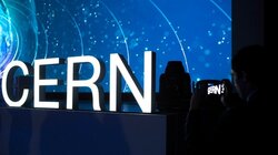 Ιστορική στιγμή στο CERN – Φυσικοί ανακάλυψαν νέο σωματίδιο που μοιάζει με το πρωτόνιο