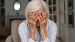 Ηλικιωμένη γυναίκα, στενοχωρημένη