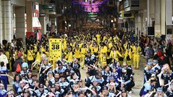 Πατρινό Καρναβάλι 2025: Απογειώθηκε το κέφι στη νυχτερινή ποδαράτη παρέλαση