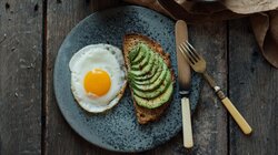 Αβοκάντο και αυγά