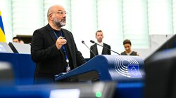 Σάκης Αρναούτογλου 