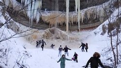 Παγωμένος καταρράκτης καταρρέει παρασύροντας ανθρώπους