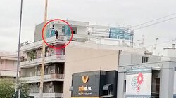 Κορυδαλλός: Γυναίκα απειλεί να πέσει από πολυκατοικία