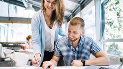 neoi oikonomika ergasia