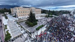  Διανυκτερεύουν στο Σύνταγμα οι αγρότες που έφτασαν έξω από τη Βουλή!