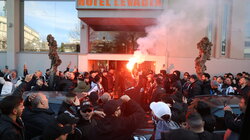 Τρομερές σκηνές έξω από το ξενοδοχείο του ΟΦΗ: Ο κόσμος «έσπρωξε» την ομάδα για τη μεγάλη πρόκριση