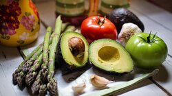 Αβοκάντο, Ντομάτες