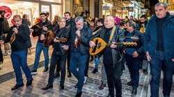 Κρητικές καντάδες «πλημμύρισαν» το ιστορικό κέντρο του Ρέθυμνο