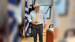 Ο αντιδήμαρχος ντύθηκε... Σερίφης φέρνοντας αποκριάτικο χρώμα στο Ηράκλειο