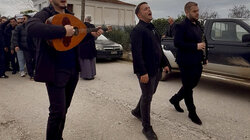 Τύρναβος: Με τραγούδια γάμου αποχαιρέτησαν τον νεαρό δάσκαλο που "έσβησε" ξαφνικά στο Ρέθυμνο