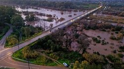 Πύργος: Τα αγριεμένα νερά του Αλφειού «γλύφουν» τη γέφυρα στην είσοδο της πόλης