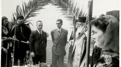 Ο Σοφοκλής Βενιζέλος και o ανιψιός του, Ελευθέριος, στο μνημόσυνο του Ελευθερίου Βενιζέλου στα Χανιά, 1949.