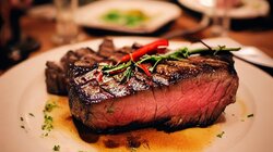 Από το κοτόπουλο μέχρι το βουβάλι - Μία διαιτολόγος εξηγεί ποιο κρέας είναι πιο υγιεινό