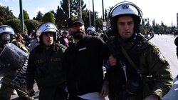 Επεισόδια στο Σύνταγμα μετά το συλλαλητήριο για τα Τέμπη - Ρίψεις χημικών και συλλήψεις