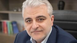 Ο καθηγητής Νεκτάριος Ταβερναράκης τιμάται με το μετάλλιο Datta από την Ομοσπονδία Ευρωπαϊκών Βιοχημικών Εταιρειών (FEBS), στο 50ο της συνέδριο, στο Μάαστριχτ της Ολλανδίας