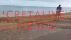 Η θάλασσα (κατα)πίνει… τον παραλιακό των Γουβών!