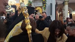 Το πιο συγκινητικό στιγμιότυπο στην τελετή χειροτονίας του νέου Μητροπολίτη Κυδωνίας και Αποκορώνου Τίτου