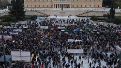 Πανελλαδικό αγροτικό συλλαλητήριο: Έξω από τη Βουλή τα τρακτέρ, οι αγρότες θα διανυκτερεύσουν στο Σύνταγμα 