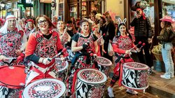 Το Ρέθυμνο τσίκνισε παραδοσιακά, οι Τυμπανιστές ξεσήκωσαν την παλιά πόλη!