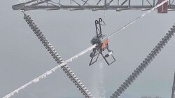 Ρομπότ σε ντρόουν καθαρίζει γραμμές ηλεκτρικού από χιόνι