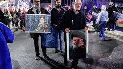 Ξεσπά ο φωτορεπόρτερ που απαθανάτισε τον Λαφαζάνη με το πορτρέτο του Χαμενεΐ