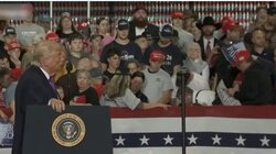 Λιποθυμία στο κοινό τη στιγμή της ομιλίας του Τραμπ στο Κεντάκι για τον πόλεμο κατά του Ιράν